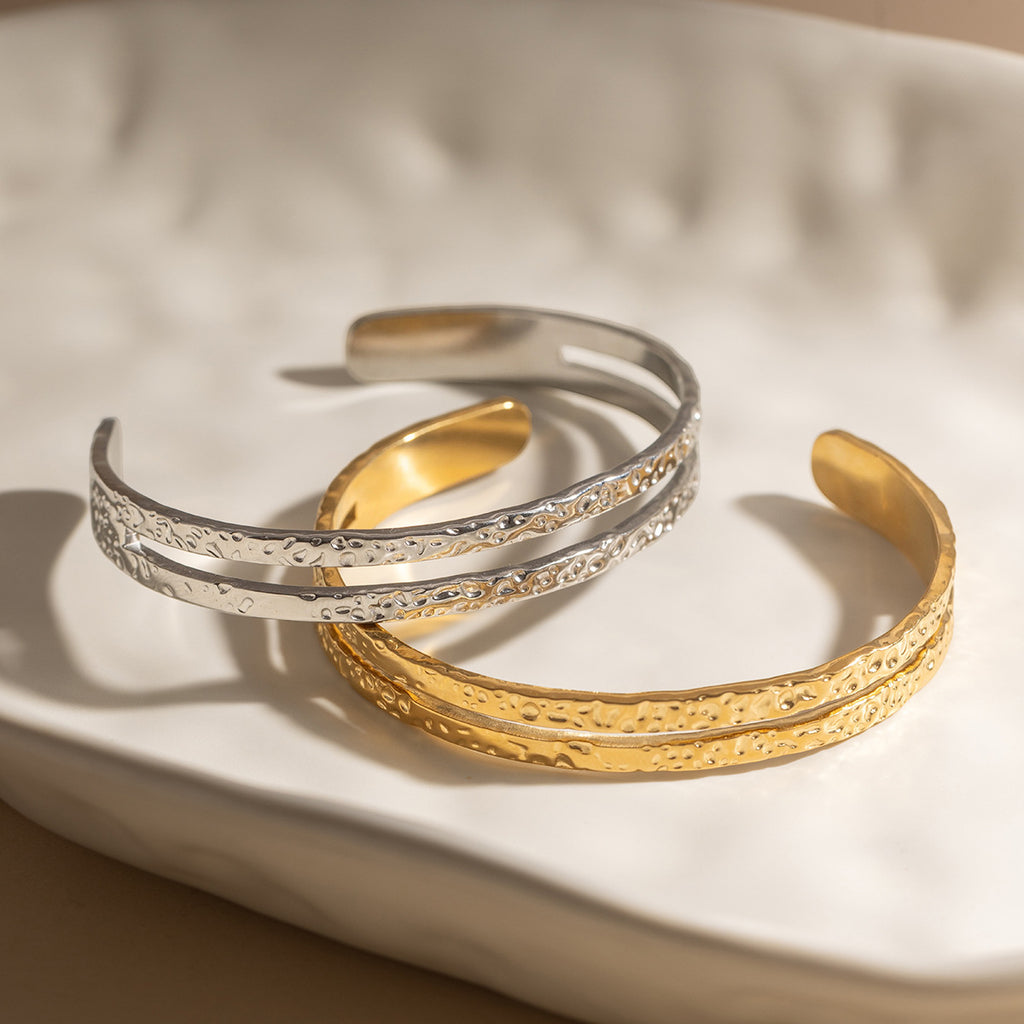 Damen Offenes Armreif mit elegantem, strukturiertem Design aus hypoallergenem Edelstahl Shop Nory