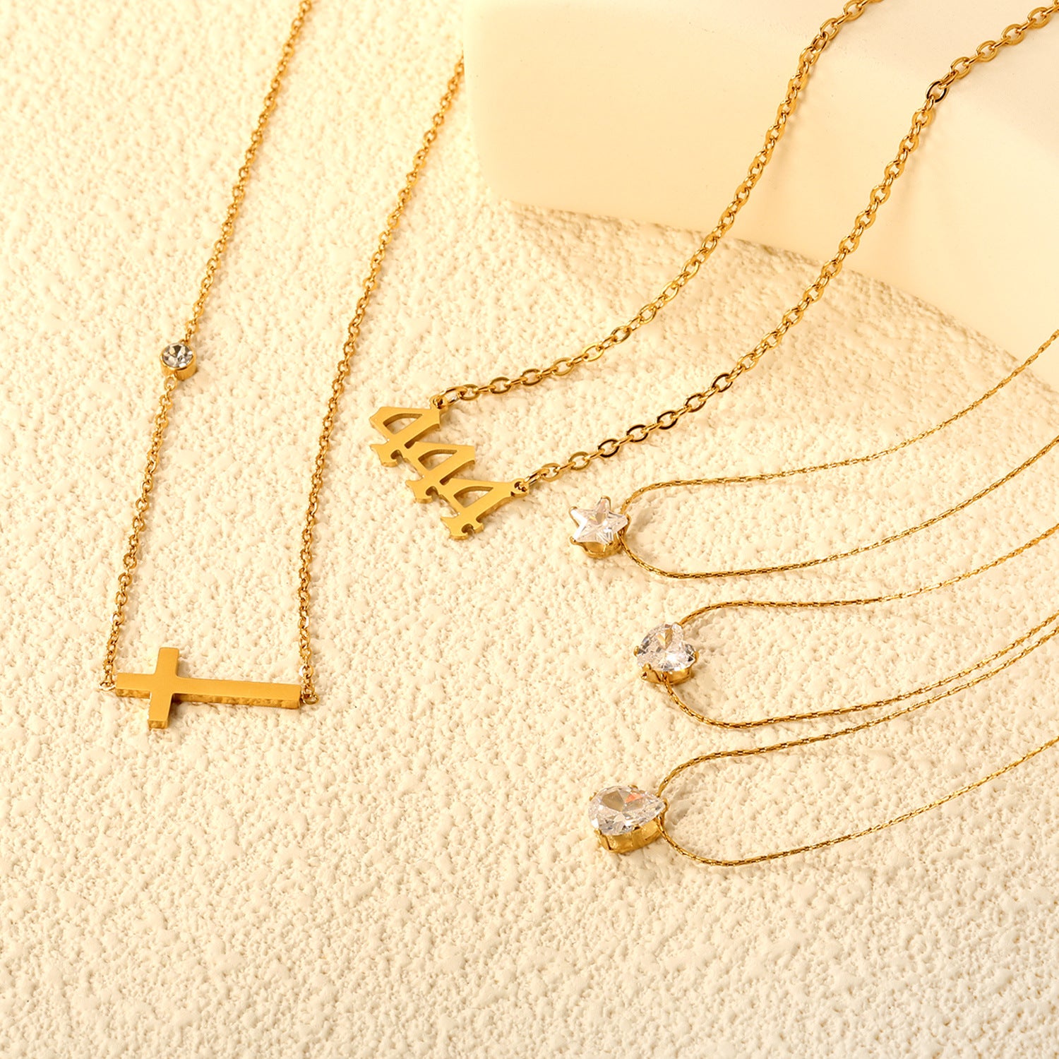 Damen Halskette mit herzförmigem Kristallanhänger und eleganter Kettengestaltung Shop Nory