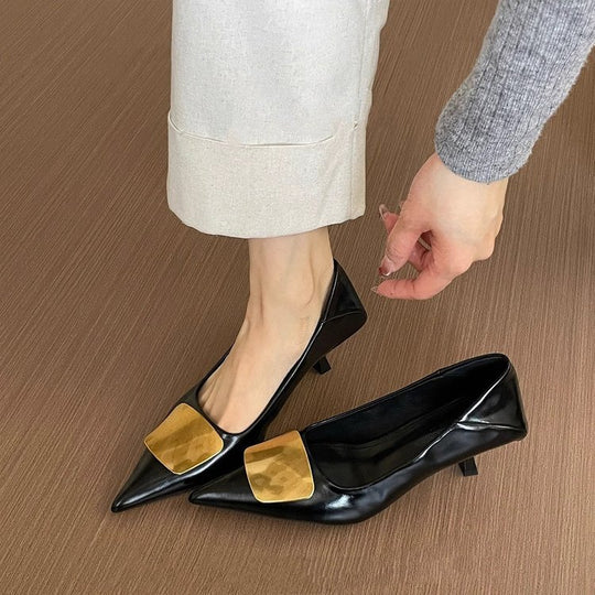 Damen Spitz zulaufende Lack‑Pumps mit niedrigem Kitten‑Absatz und dekorativer Metallapplikation Shop Nory