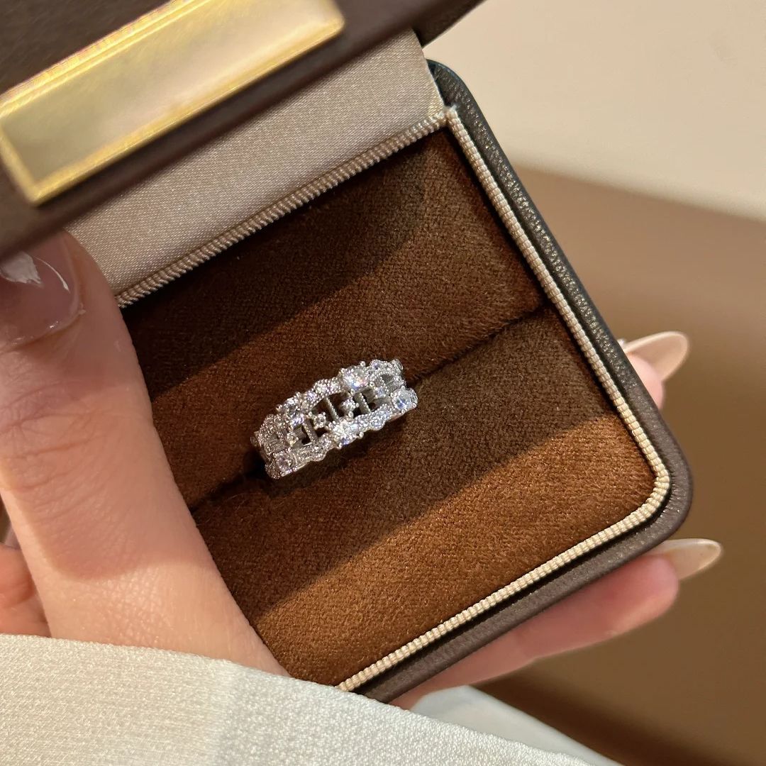 Damen Designer Ring mit filigranem Gittermuster und funkelnden Zirkonia Shop Nory