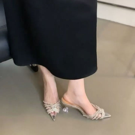 Damen Spitz zulaufende Mule‑Sandaletten mit transparenten Riemchen, Ziersteinen und geformtem Stiletto Shop Nory