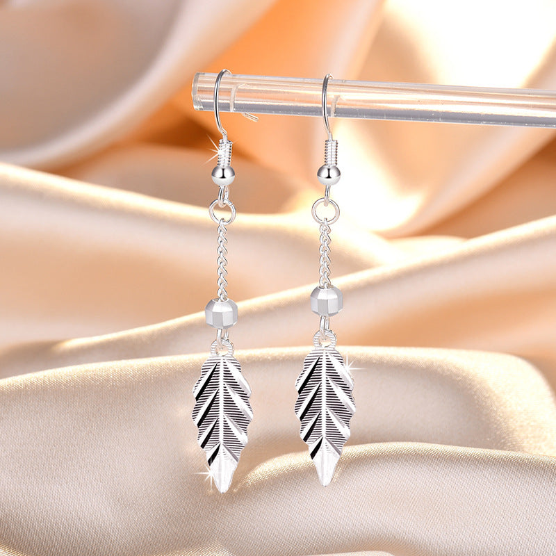 Damen hängende Ohrfeige mit detailgetreuem Federdesign Shop Nory