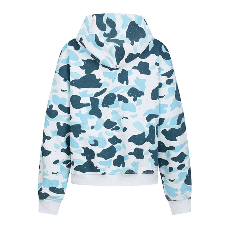 Damen Kapuzenjacke im Camouflage‑Print mit durchgehendem Reißverschluss, Kängurutasche und Rippbündchen Shop Nory