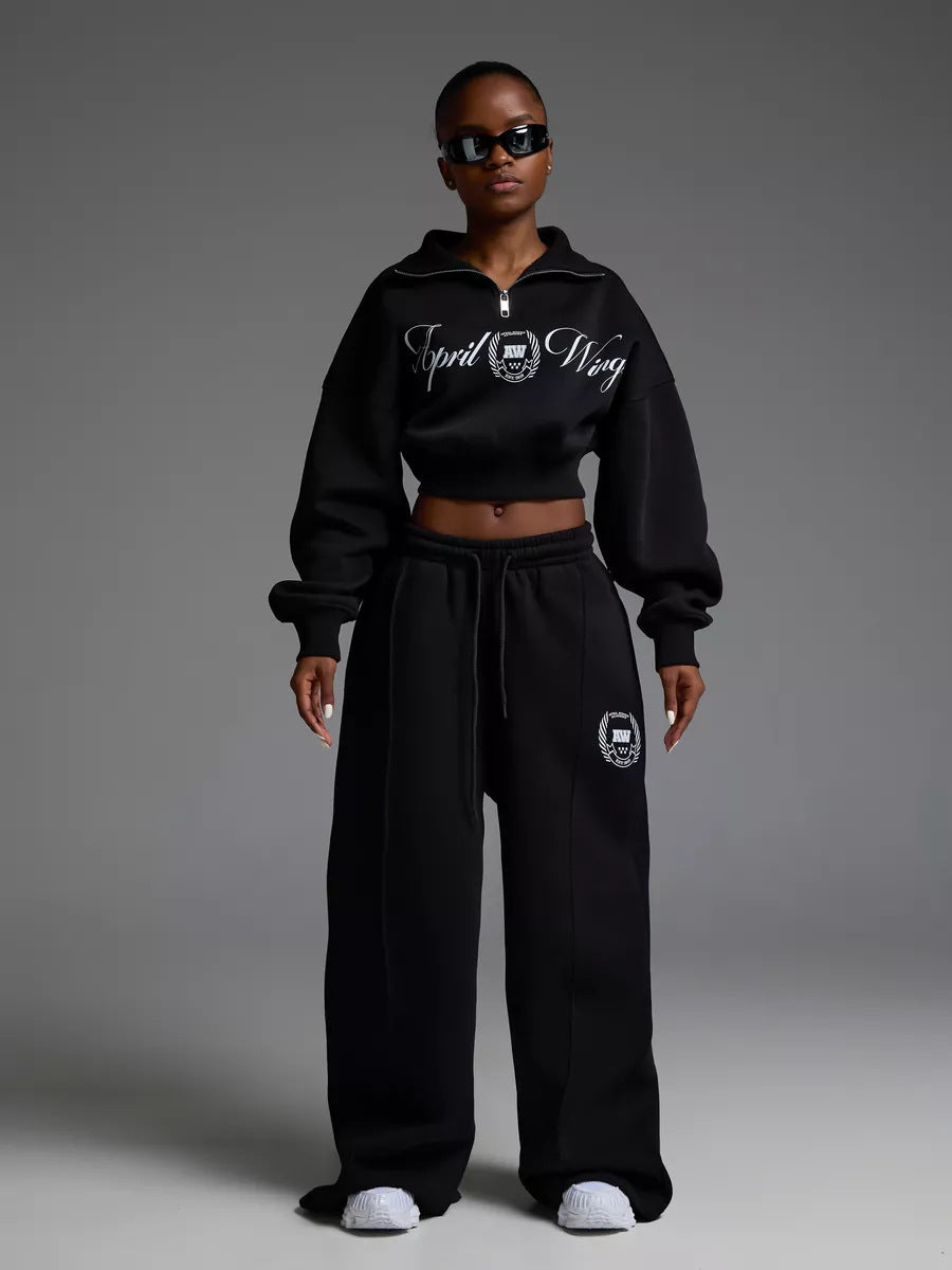 Damen gekürztes Halfzip-Sweatshirt mit Collegestickerei und weit geschnittene High‑Waist Lounge-Jogginghose Shop Nory