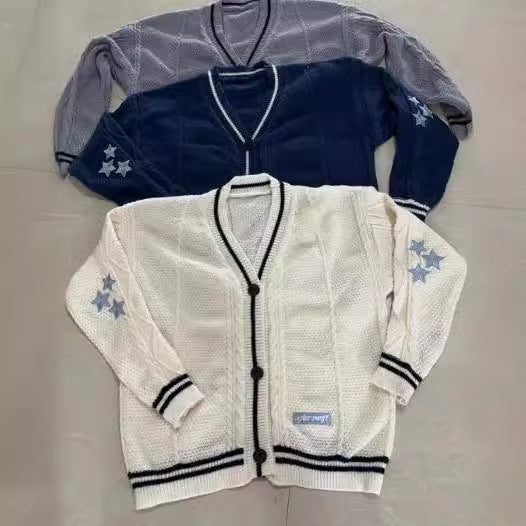 Damen Grobstrickjacke mit einzigartiger Zopfstruktur und dekorativen Sternen