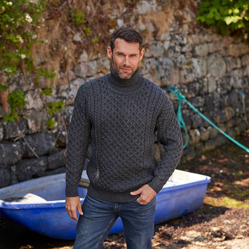 Herren Strickpullover mit Stehkragen und Kabelmuster