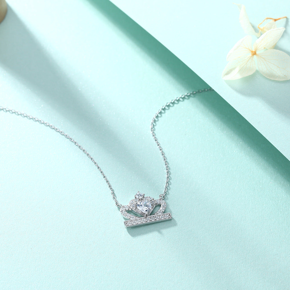 Damen-Halskette mit herzförmigem Anhänger im Krondesign und funkelnden Zirkonia Shop Nory