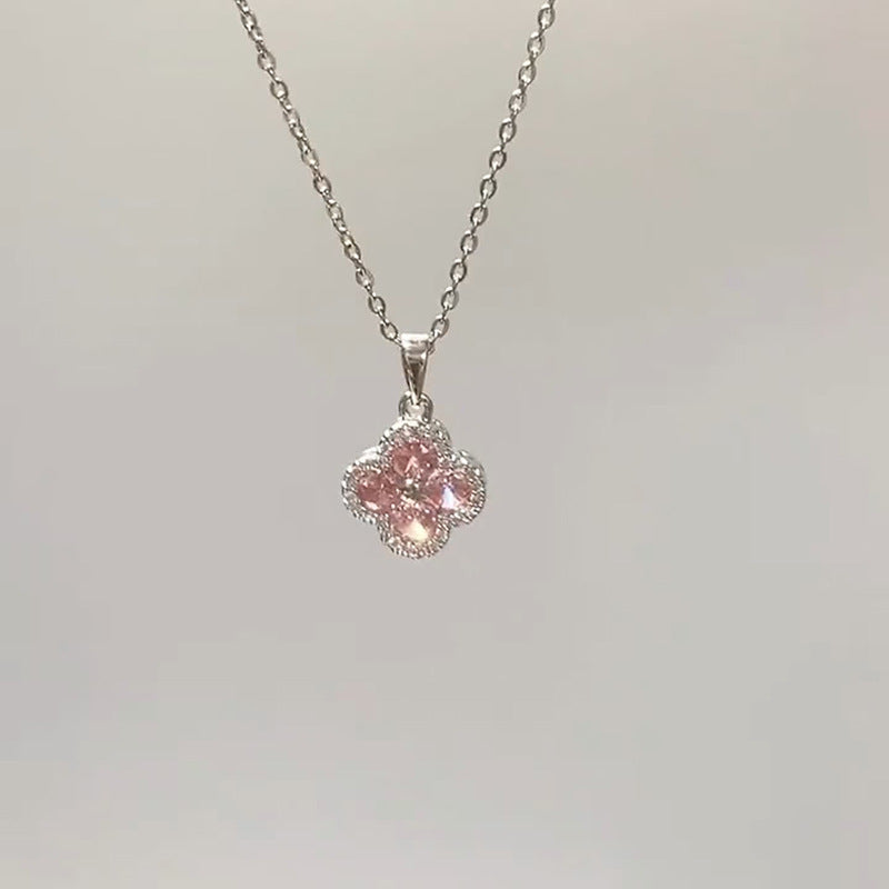 Damen Halskette mit funkelndem Blumenanhänger und eleganter Silberverarbeitung Shop Nory