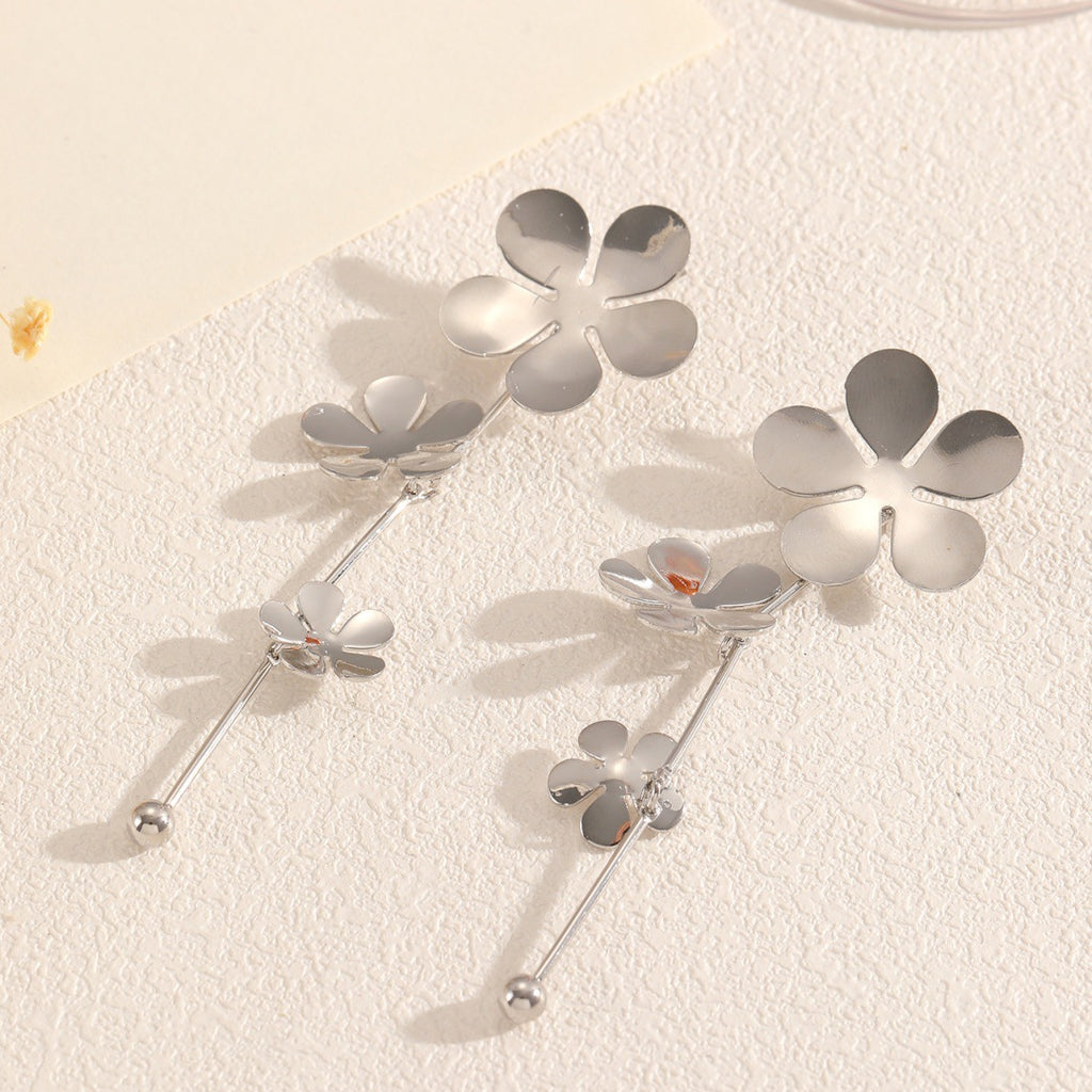Damen Ohrringe mit floralen Elementen und glänzendem Finish Shop Nory
