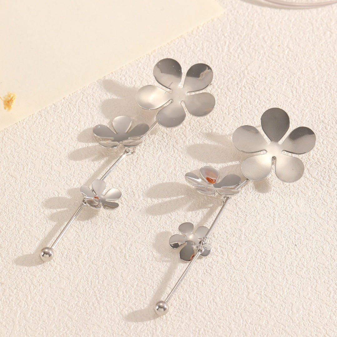 Damen Ohrringe mit floralen Elementen und glänzendem Finish Shop Nory