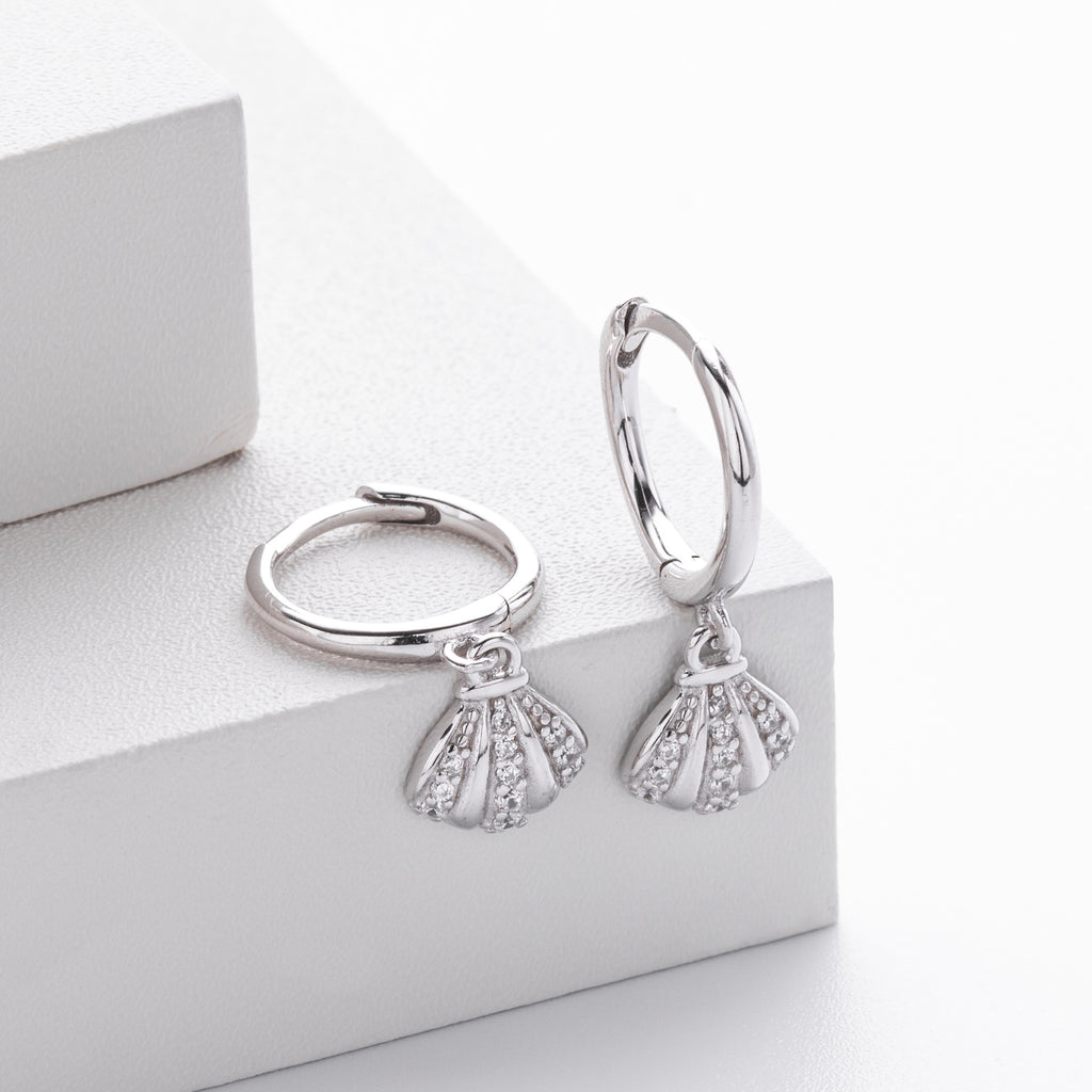 Damen Creolen mit funkelndem Zirkonanhänger im eleganten Muscheldesign Shop Nory