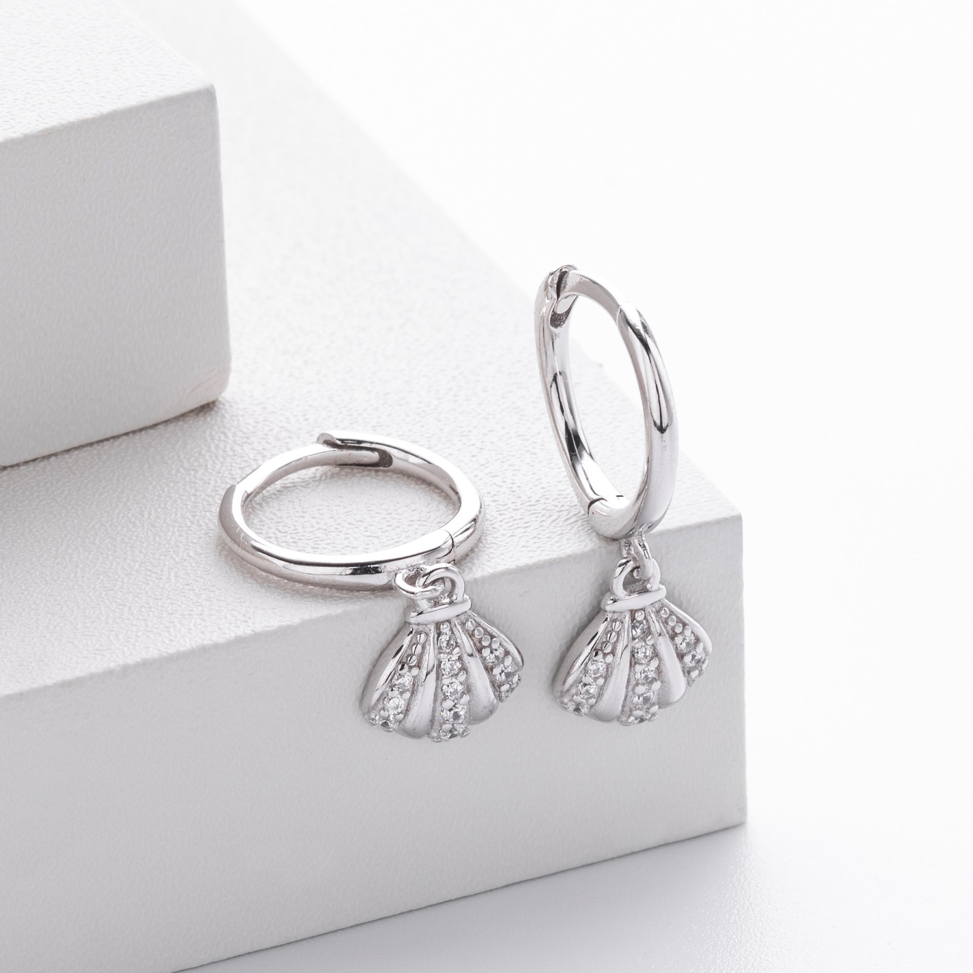 Damen Creolen mit funkelndem Zirkonanhänger im eleganten Muscheldesign Shop Nory