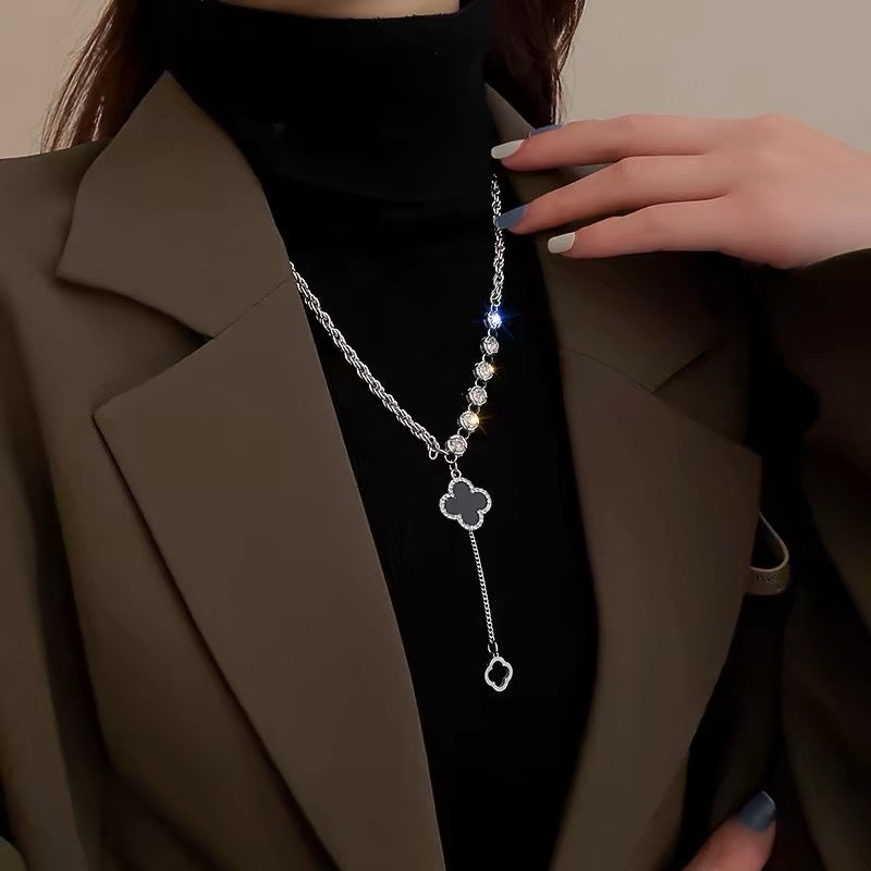 Damen Halskette mit floralem Anhänger aus Edelstahl und funkelnden Akzenten Shop Nory
