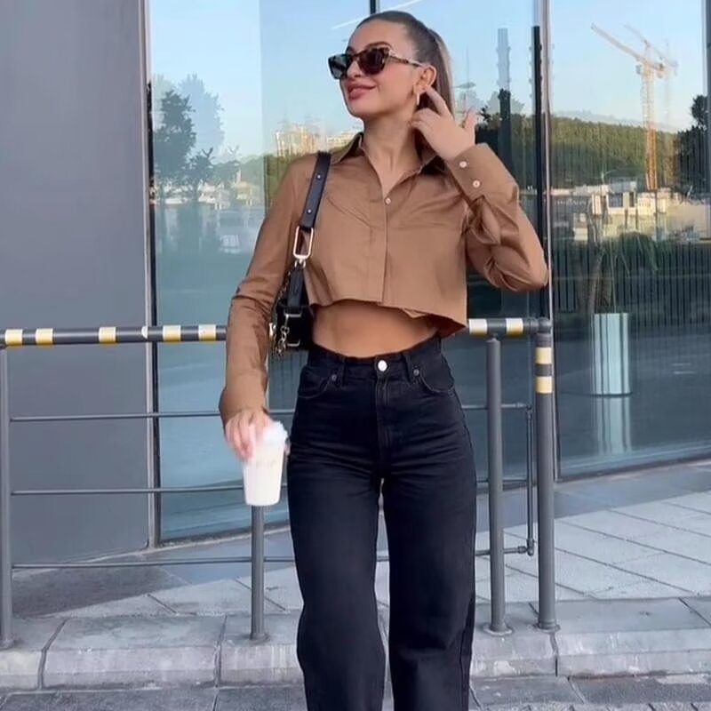 Damen cropped Bluse mit klassischem Kragen und praktischen Brusttaschen Shopnory