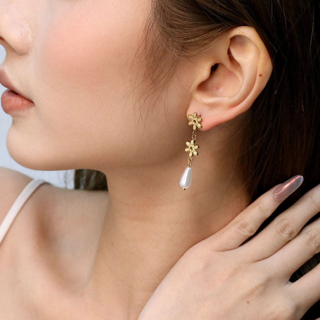 Damen lange Ohrstecker mit floralem Design und Perlenakzenten Shop Nory