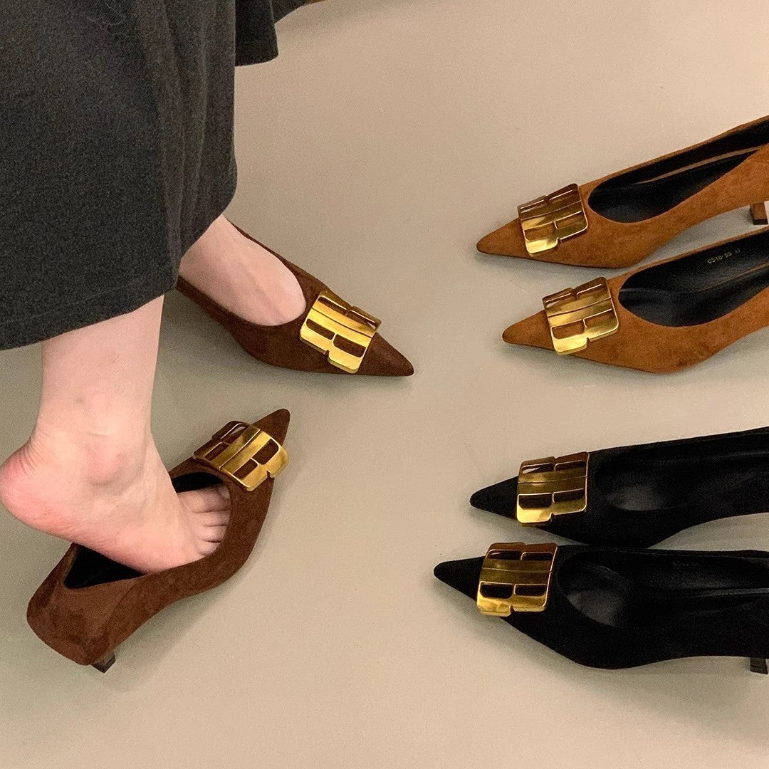 Damen Elegante spitz zulaufende Samtoptik-Kitten-Heel Pumps mit markanter Metallschließe Shop Nory