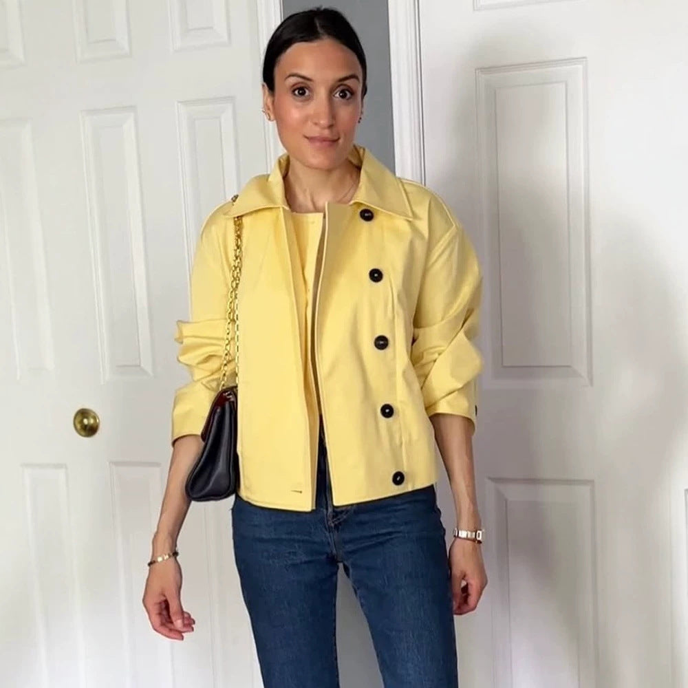 Damen Kurze Boxy-Jacke mit Reverskragen, Kontrastknopf-Detail und dreiviertel Ärmeln Shop Nory