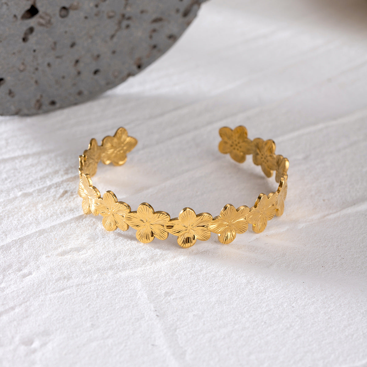Damen Offenes Armband mit floralem Motiv aus hypoallergenem Edelstahl Shop Nory