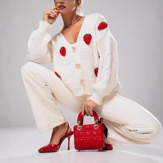 Damen Kurzgeschnittene Strickjacke mit V‑Ausschnitt und gehäkelten Erdbeerapplikationen Shop Nory