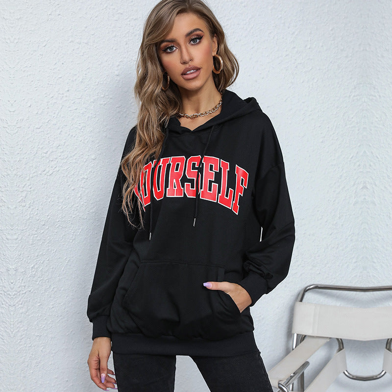 Damen Oversize-Kapuzenpullover im Collegestyle mit Kängurutasche und Front-Print Shop Nory