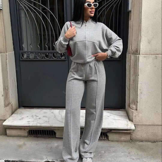 Damen sportive Oversize-Fleecejacke mit diagonaler Reißverschluss-Optik und weit geschnittener High-Waist-Jogginghose Shop Nory