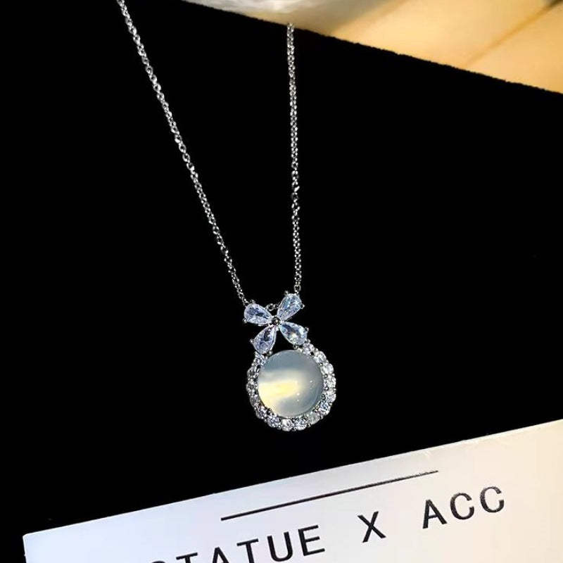Damen zarte Halskette mit eleganten Kristallen und tropfenförmigem Anhänger Shop Nory