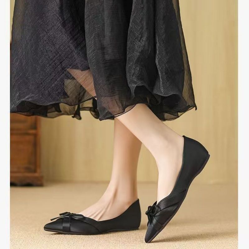 Damen Spitz zulaufende Satin-Ballerinas mit Schleifen-Detail und gepolstertem Komfortfußbett Shop Nory