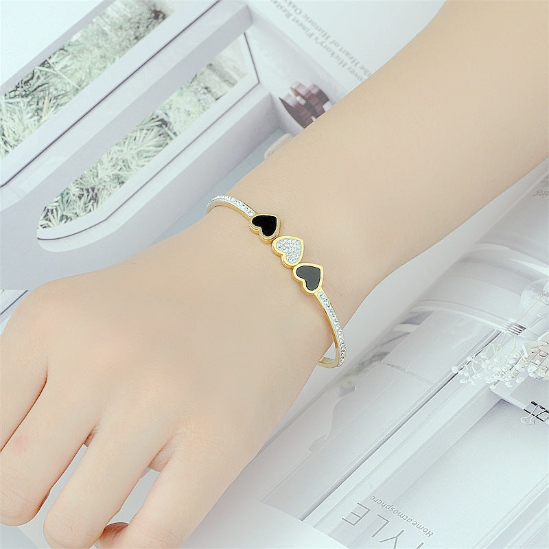 Damen elegantes Armreif mit herzförmigen Anhängern und funkelnden Zirkonia Steinen Shop Nory