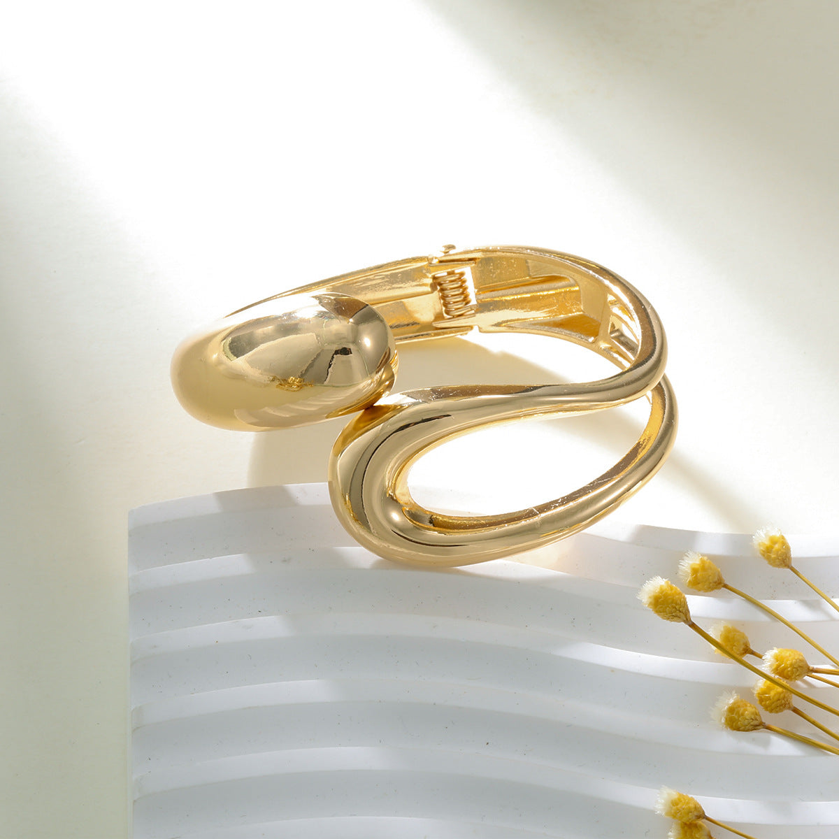 Damen Armspange im modernen, skulpturalen Gold-Design Shop Nory