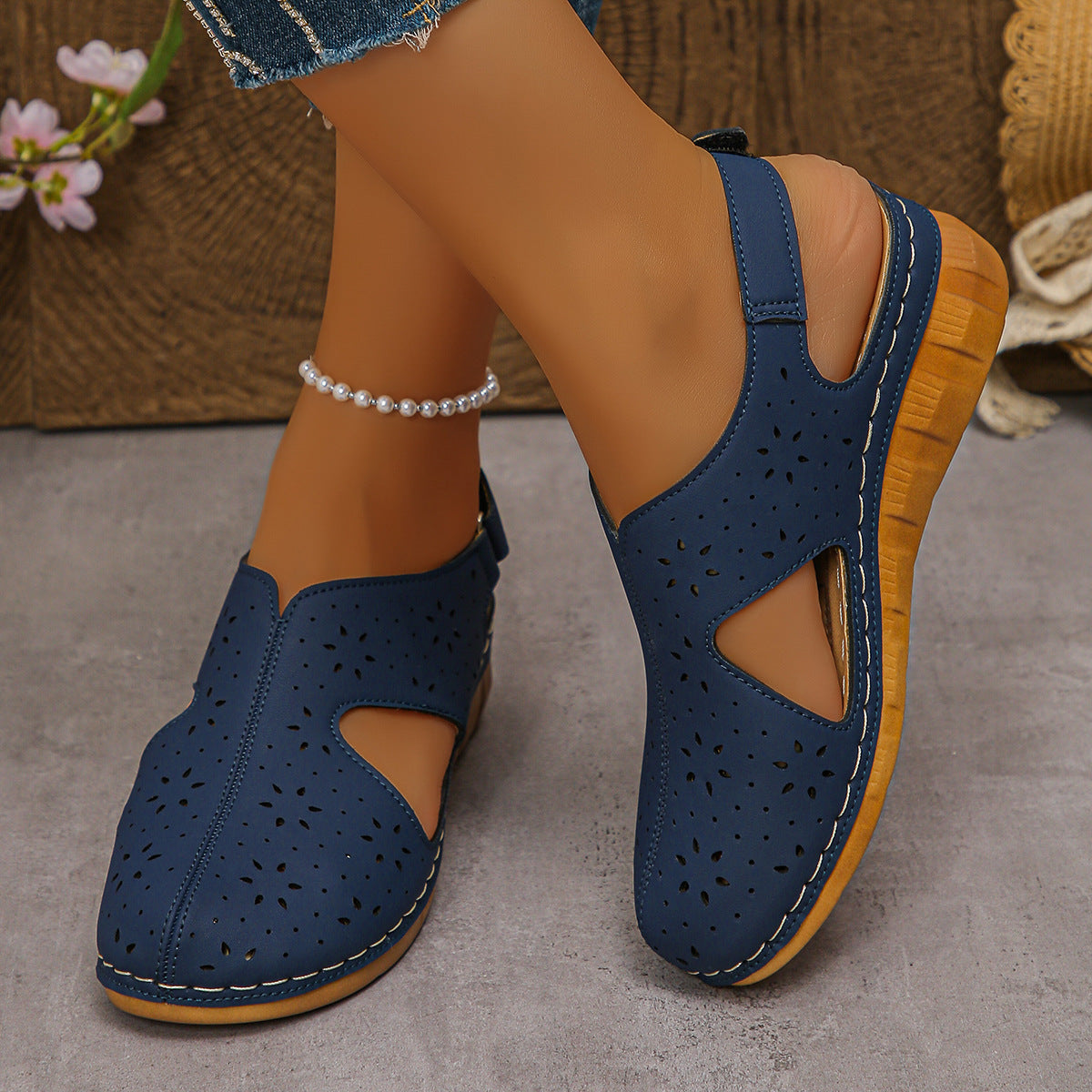 Damen Luftige Clogs mit eleganter Perforation und bequemer Sohle