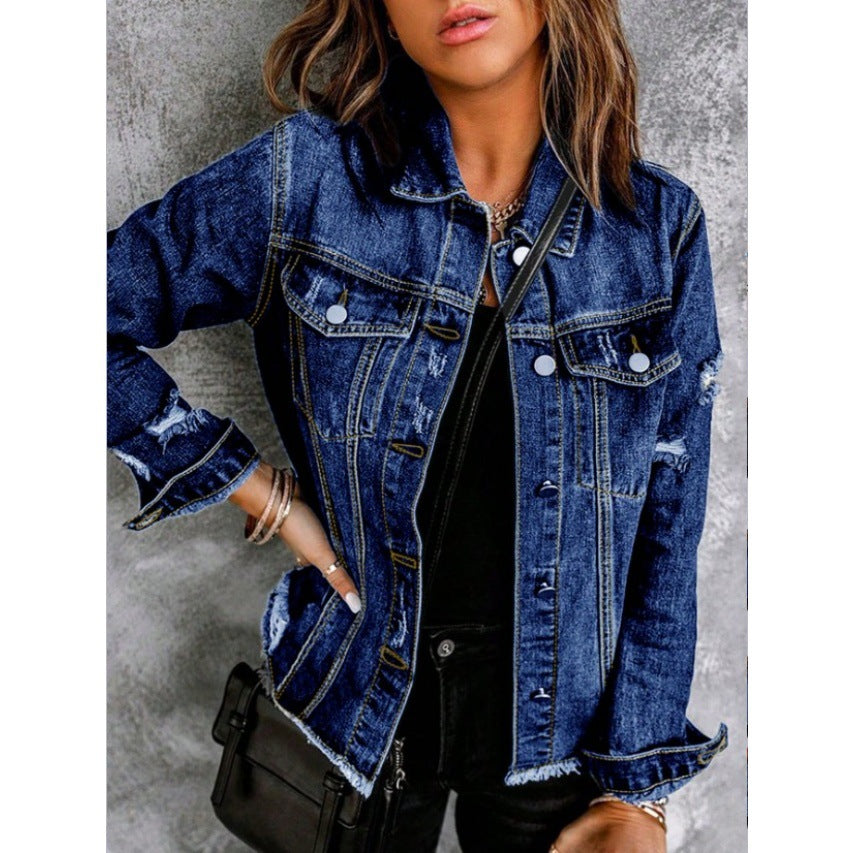 Damen Taillierte Jeansjacke mit Destroyed-Akzenten, aufgesetzten Pattentaschen und sichtbarer Steppnaht Shop Nory