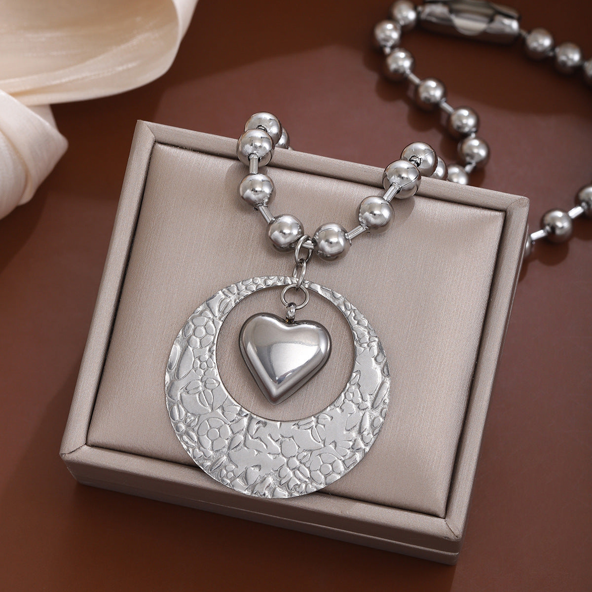 Damen Halskette mit herzförmigem Anhänger und glänzenden Perlen Shop Nory