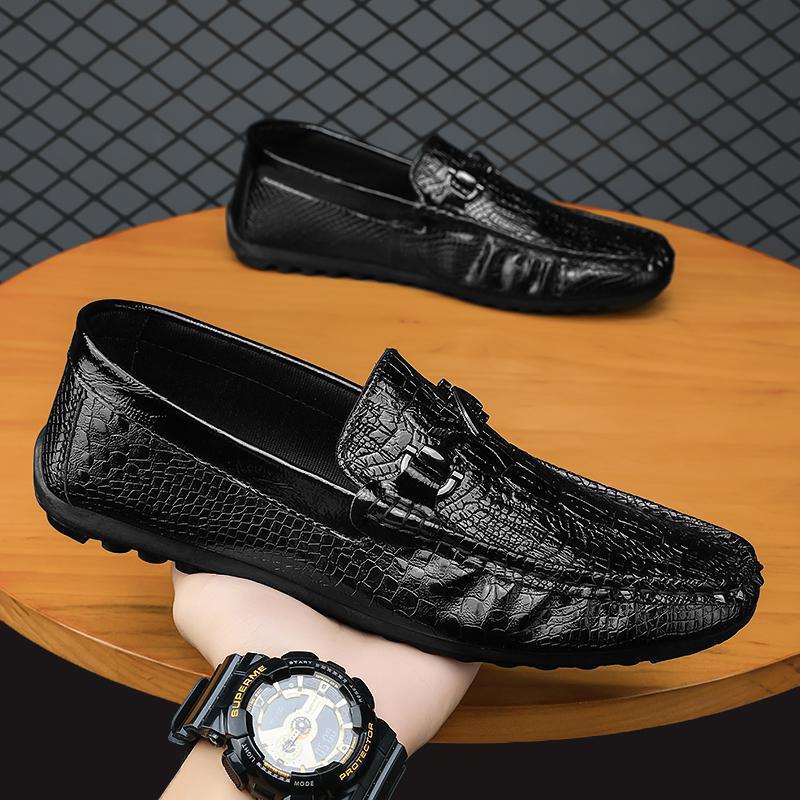 Herren Mokassin-Slipper mit Krokoprägung und dekorativem Metallzierring Shopy Nory
