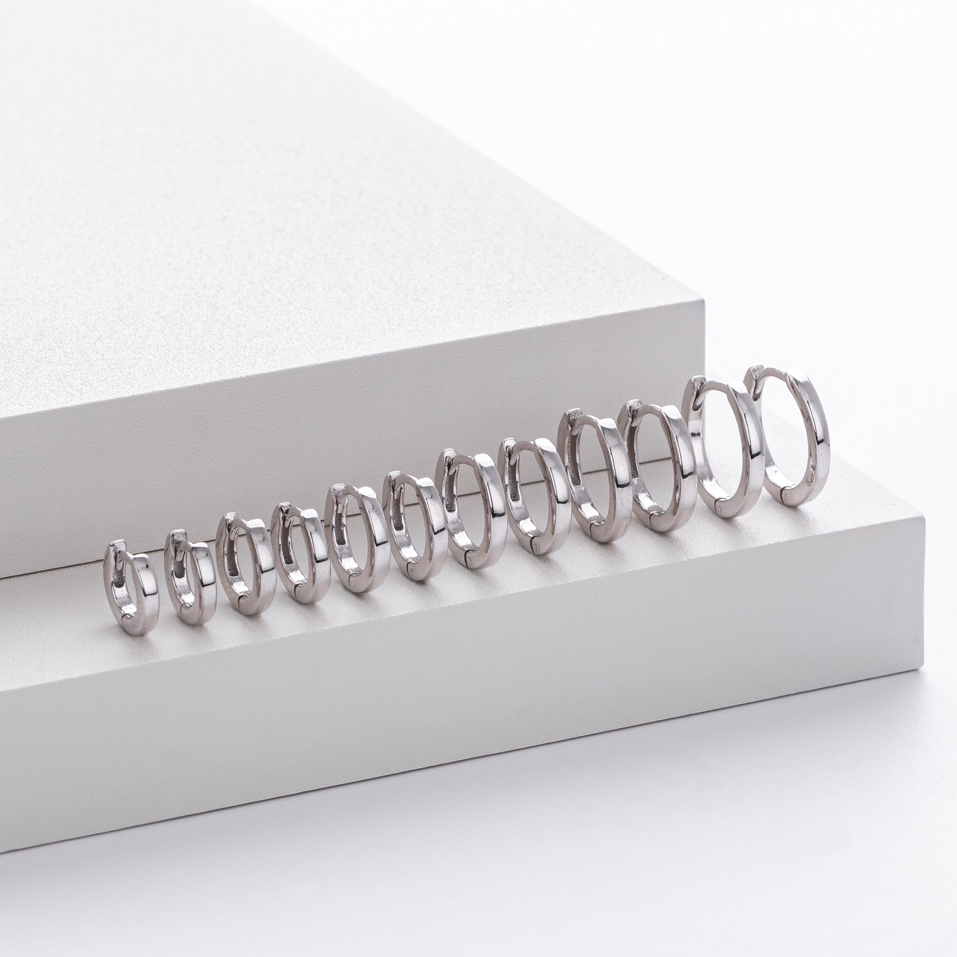 Damen Creolen mit modernem geschwungenem Design aus hochwertigem 925 Sterling Silber Shop Nory