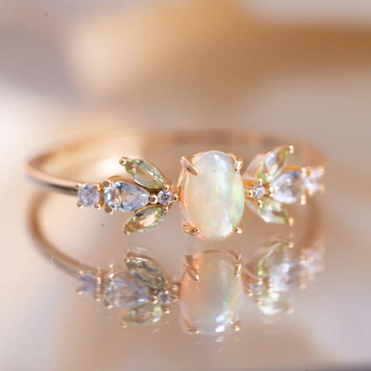 Damen Ring mit filigraner Blütenstruktur und schimmerndem Opal Shop Nory