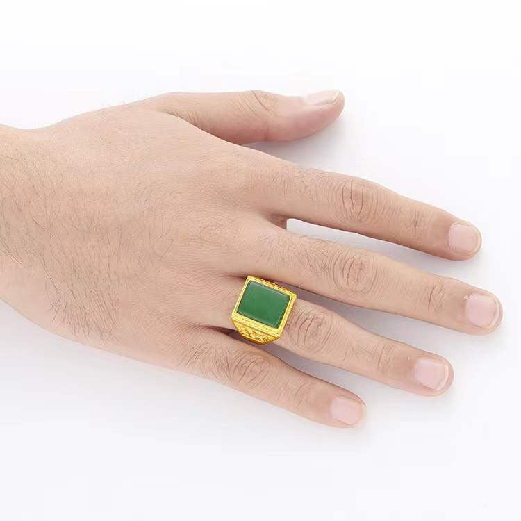 Herren Ring mit kunstvollem rotem Stein und eleganter goldfarbener Umrandung Shop Nory