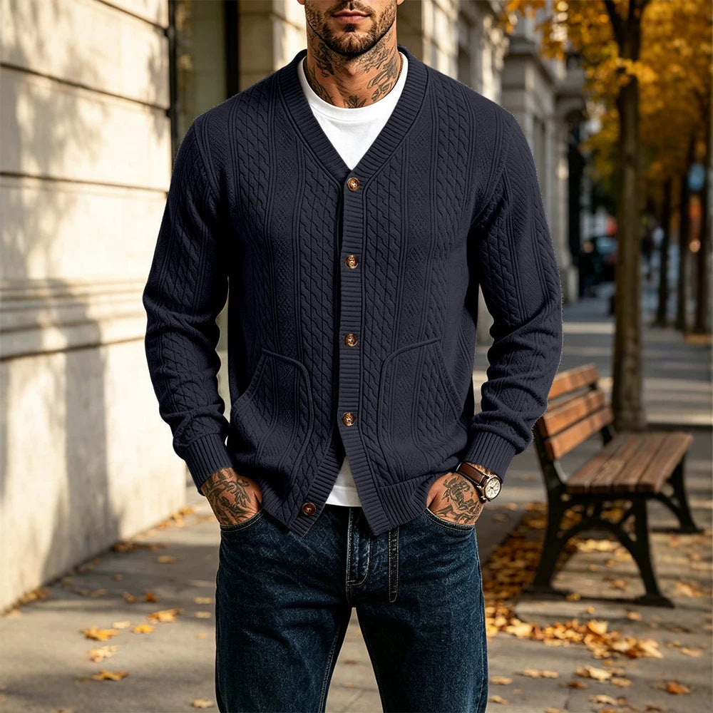 Herren Gestrickte Strickjacke mit Zopfmuster, V‑Ausschnitt und aufgesetzten Taschen Shop Nory