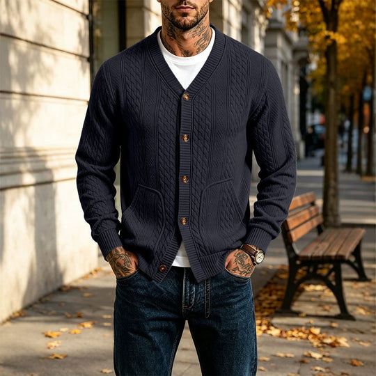 Herren Gestrickte Strickjacke mit Zopfmuster, V‑Ausschnitt und aufgesetzten Taschen Shop Nory