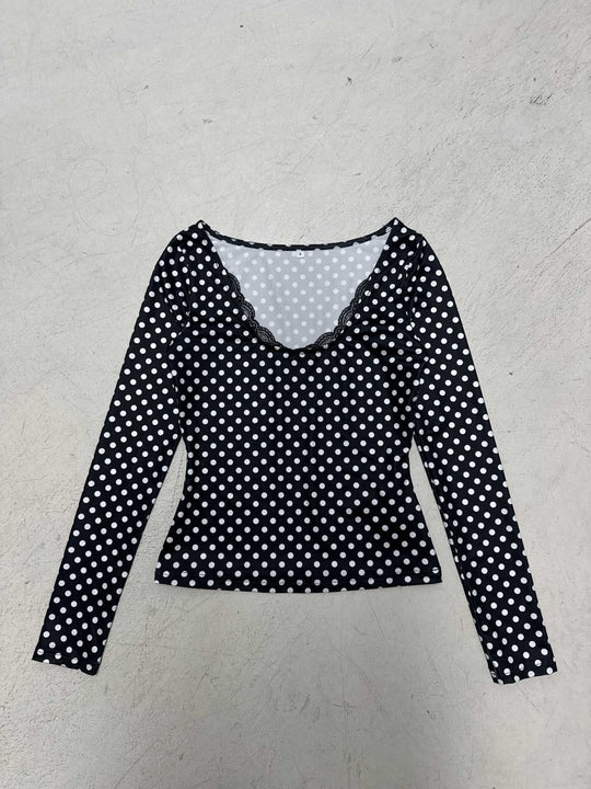 Damen nan figurbetontes Punktmuster‑Longsleeve mit Spitzenrand und dezentem Raffungseinsatz Shop Nory