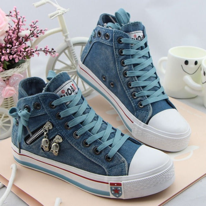 Damen nan hohe Sneaker im Jeanslook mit seitlichem Reißverschluss und dekorativen Anhängern Shop Nory