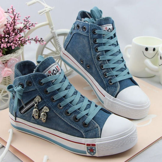 Damen nan hohe Sneaker im Jeanslook mit seitlichem Reißverschluss und dekorativen Anhängern Shop Nory
