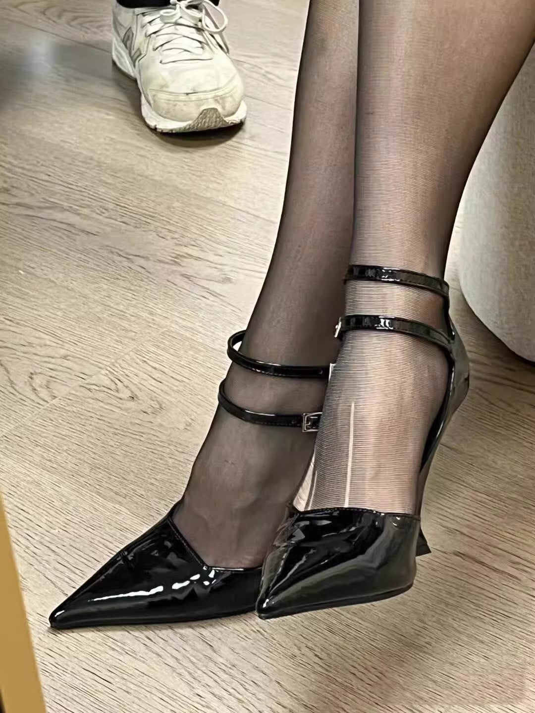 Damen Spitz zulaufende Lackpumps im Mary-Jane‑Stil mit doppeltem Knöchelriemen und sculpted Kittenabsatz Shop Nory