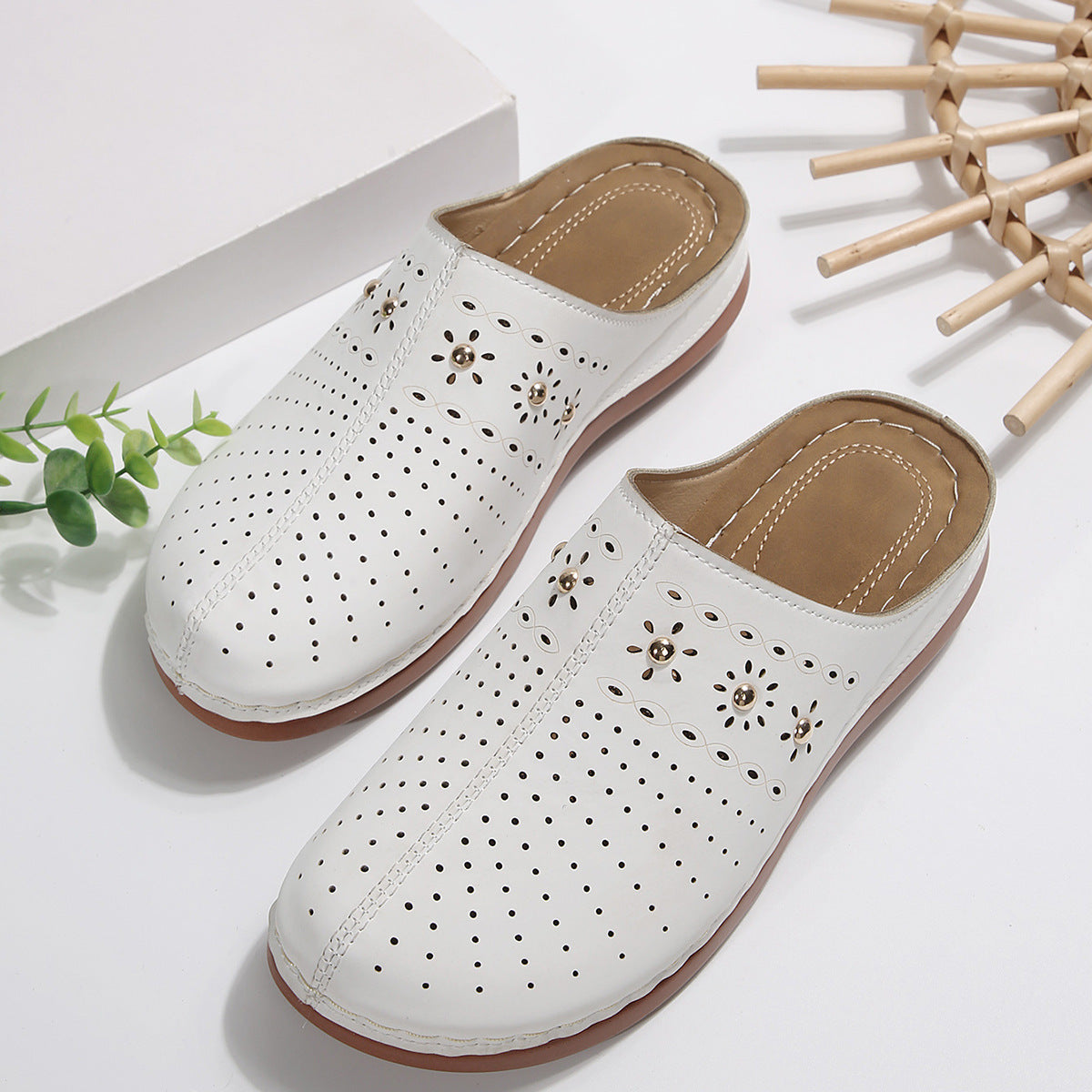 Damen modische Clogs mit luftiger Perforation und eleganter Verzierung