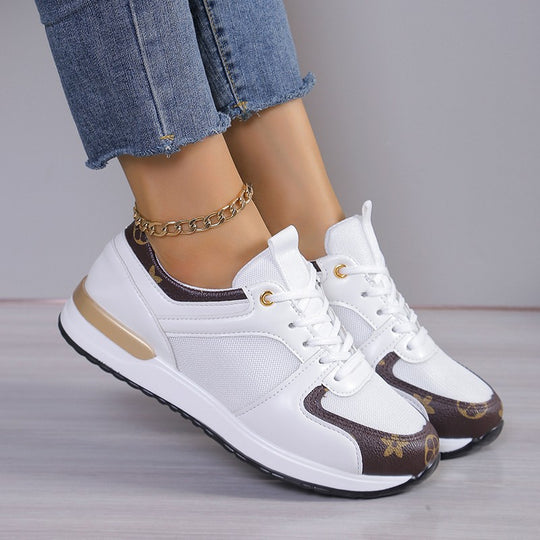 Damen Plateau-Sneakers mit atmungsaktivem Mesh, gepolsterter Innensohle und dekorativem Logomuster-Besatz Shop Nory