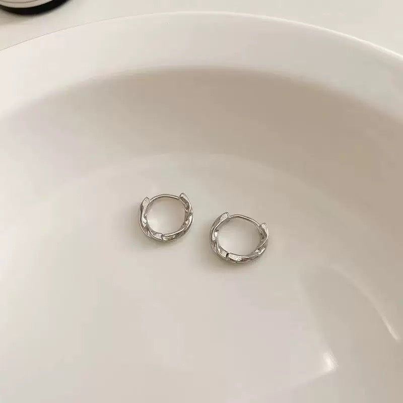 Damen Ring mit modernem, skulpturalem Design und eleganten Zierschlaufen Shop Nory