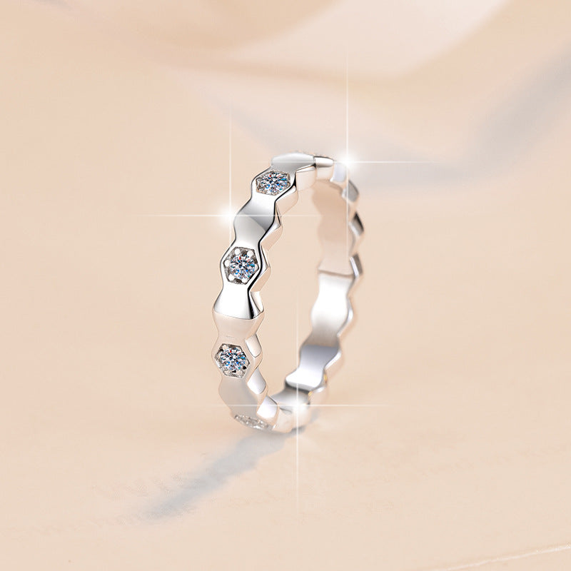 Damenring mit Zickzack-Design und funkelnden Zirkonia Shop Nory