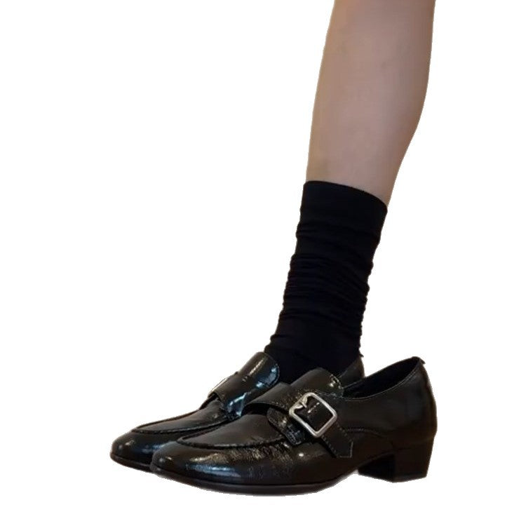 Damen Loafer mit poliertem Finish, dekorativer Metallschnalle und niedrigem Blockabsatz Shop Nory