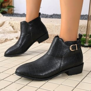 Damen Western-inspirierte Stiefelette mit spitzer Zehenpartie und dekorativer Metallschnalle Shop Nory