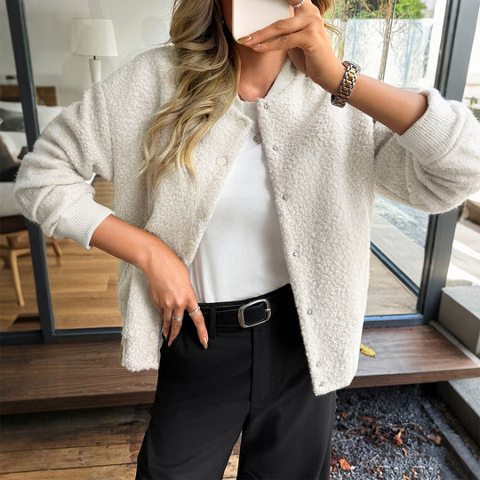 Damen nan kurzer Satin-Trench mit doppelreihiger Knopfleiste, aufgesetzten Pattentaschen und geknöpften Ärmelmanschetten Shop Nory