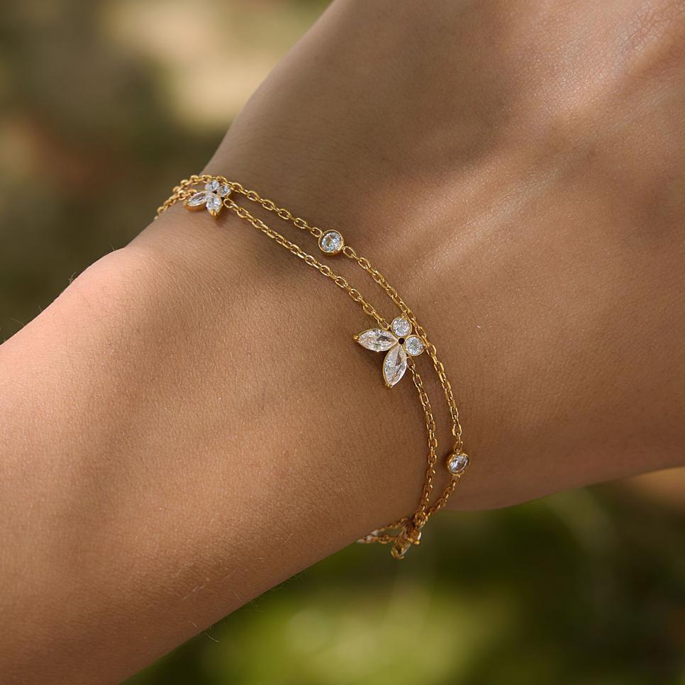 Damen Armband mit filigranen Blumenakzenten und elegantem, hypoallergenem Design Shop Nory